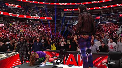 Riddle catches Seth “Freakin” Rollins off guard and ignites an all-out brawl: Raw, Aug. 15, 2022