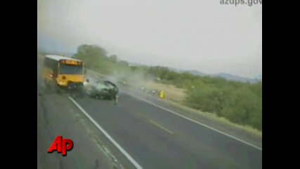 кола удря училищен автобус Car Hits School Bus Head - On Raw Video 