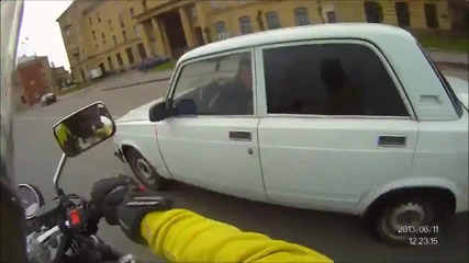 Тъп моторист хвърчи из улиците, а накрая друг му е виновен!!!