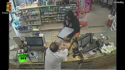 Мъж ограбва аптека с кенче от кока-кола