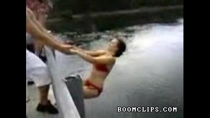 Момиче прави ужасяваща дъска в река