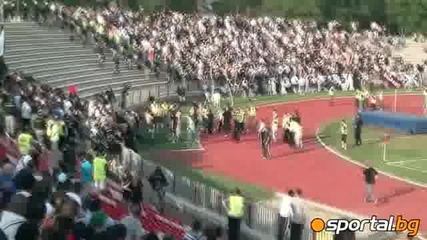 Бой в Крагуевац, феновете на Партизан се сбиха с полицията