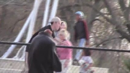 Човек Без Глава Плаши И Гони Хората В Парка - Много Смях !