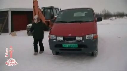 Елен напада репортер 