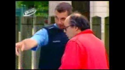 Скрита камера - полицай в тоалетна