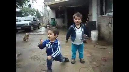 Разбиващи малки танцьори