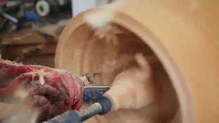 Дърводелец показва как се прави абажур