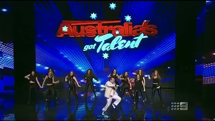 Лудак имитира Psy Gangnam style - Australia's Got Talent