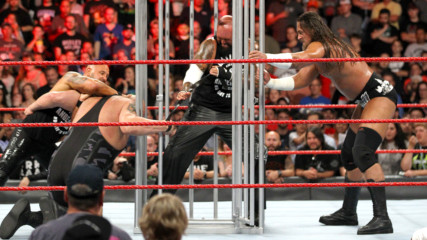 Big Cass, Luke Gallows & Karl Anderson attack Big Show's hand: Raw, Aug. 14, 2017