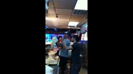 Cm Punk готви пица ! :d