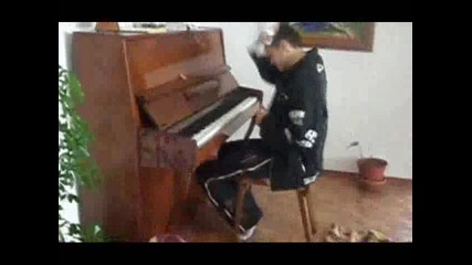 Пародия Ивайло свири на пиано