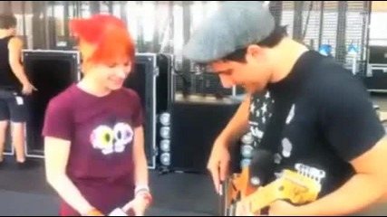 Paramore Keeps You Posted On Tour