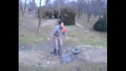 Цецко Орлето Се Къпе С Две Кофи Вода