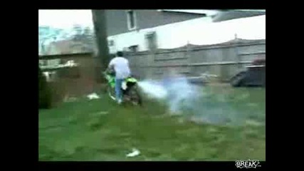 Мъж се забива в оградата с мотор