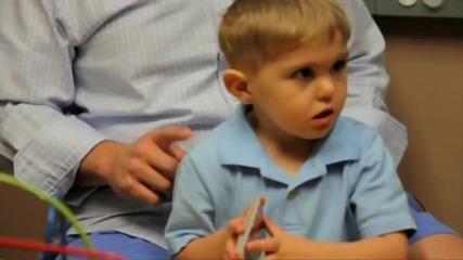 Глухо момченце чува гласа на баща си за първи път
