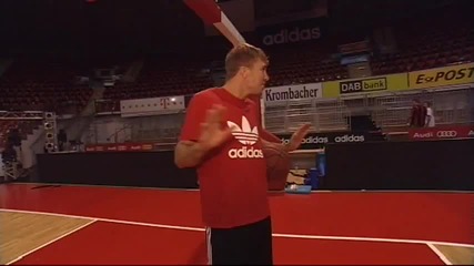 Бастиан Швайнщайгер показва баскетболни умения