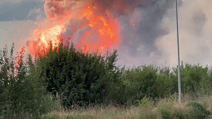 Пожар и взривове в склад за фойерверки край Елин Пелин, двама са тежко пострадали (ВИДЕО+СНИМКИ)