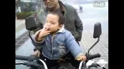 Много Малко Дете Пушач