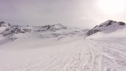 Спускане по девственият сняг на ледника