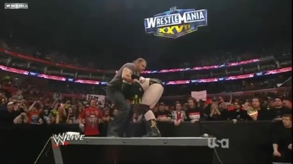 Ето как се чупи коментаторска маса в Wwe