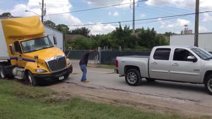 Пикап Chevy 1500 помага на закъсал камион