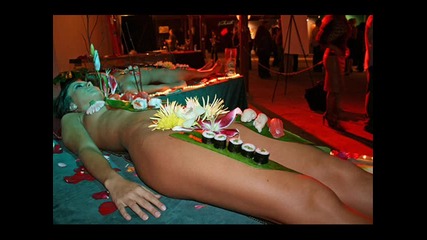 Суши върху голи женски тела + плодова салата