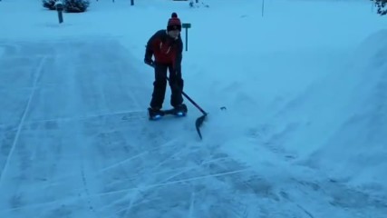 Ето как находчив хлапак на ховърборд чисти по бързо от снегорин улица !