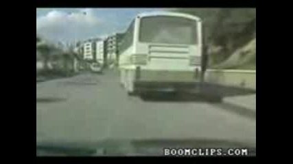 смях: Идиотско падане от автобуса