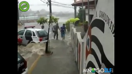 Потоп носи жена по улицата