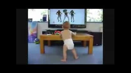 Бебе се побрква пред телевизора смях