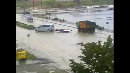 Търговище леко наводнение! И добре закъсват колите :д