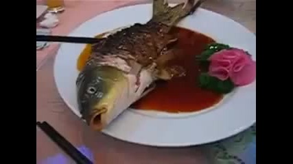 Нещо невероятно - сготвена но жива риба