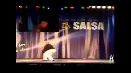 Жена на 85 танцува невероятно салса 