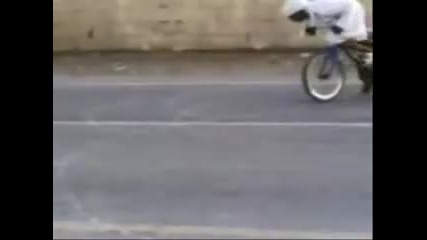 Луд арабин прави дрифт с колело върти като откачен 