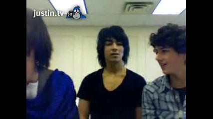 Joe Jonas се прозява + показва мускулите си