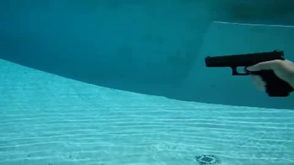 стреляне с пистолет под вода ''забавен кадър''
