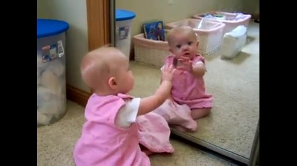Бебе срещу огледало-смях