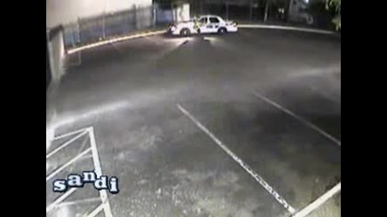 Крадци крадат колата на полицая 