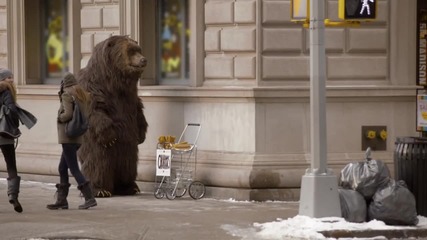Смях Вижте какво става, когато хората видят огромна мечка по улиците на Ню Йорк