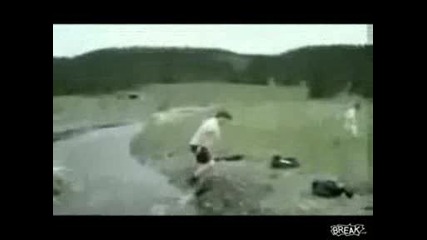 Ето Така Не Трябва Да Прескачате Река