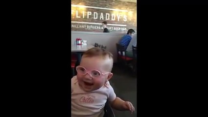 Трогателно! Реакцията на бебе, което проглежда за пръв път с очила