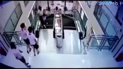 Трагичен инцидент в Китай! Жена загива на ескалатор, но успява да спаси детето си !!!