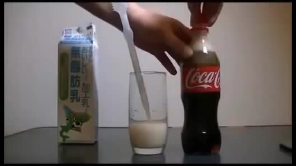 Какво ще се случи ако млякото се разбърква с kола?