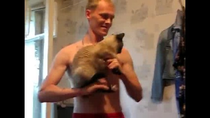 Руснак използва котката си за автомат 
