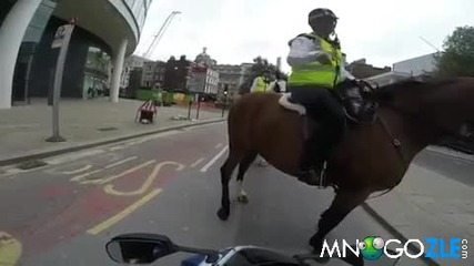 Английски полицай дава урок на моторист