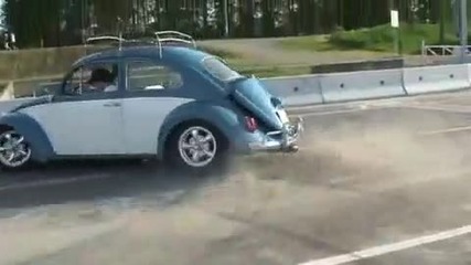 Beetle се върти в кръг :) 