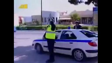 Полицай спира моторист 