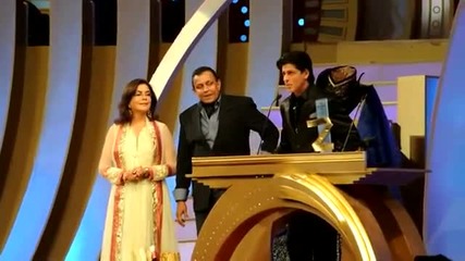 Shah Rukh Khan Receiving the best actor Jury award zee cine awards 2012 The venetian macau