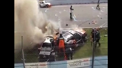 Катастрофа между състезателни автомобили 