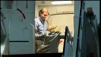 Хилъри Клинтън пада, качвайки се на самолет :) 